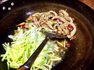 22、爆炒腰花,腰花推一边放入韭黄快炒