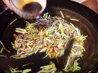 24、爆炒腰花,韭黄和腰花快速炒匀后倒入芡汁