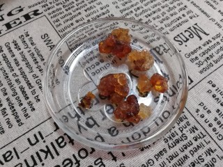 1、红枣桃胶羹,桃胶五颗，