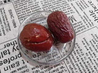 2、红枣桃胶羹,干红枣两个，