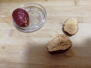 4、红枣桃胶羹,红枣去核从中间切开，