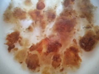 6、红枣桃胶羹,桃胶头一天晚上用凉水泡软，并清除杂质，中间可换水。