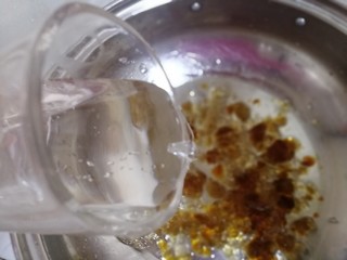 8、红枣桃胶羹,加入三杯水，