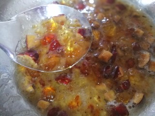 14、红枣桃胶羹,熬至粘稠，关火。