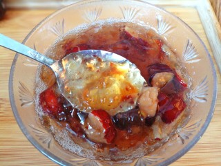 15、红枣桃胶羹,懒人版的红枣桃胶熬好了，美容排毒，补气补血。