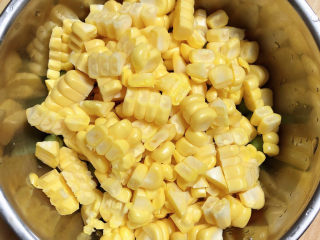 5、冬日暖心菜 扇贝田园砂锅粥,玉米粒从玉米上切下待用。