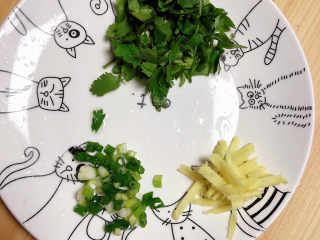 6、冬日暖心菜 扇贝田园砂锅粥,切好葱姜香菜待用。