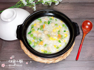 15、冬日暖心菜 扇贝田园砂锅粥,一碗鲜香滑嫩的海鲜砂锅粥就熬好了。