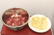1、羊肉炖土豆,将羊肉切块，泡出血水；土豆切滚刀块