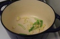 2、羊肉炖土豆,加热锅，少量油，放入葱姜蒜炒香