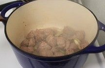 3、羊肉炖土豆,加入沥过水的羊肉，炒到肉熟