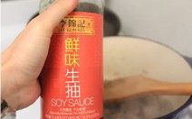 4、羊肉炖土豆,中间加入孜然粉、料酒、生抽，再加糖、盐调味