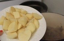 5、羊肉炖土豆,等到肉炒香，加入土豆，加水没过土豆