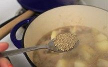 6、羊肉炖土豆,水烧开后加入白胡椒碎，转中火烧30-45min，大火收水即可（喜欢的朋友可以加入枸杞，红枣之类的）