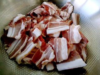 5、猪肉炖粉条,热锅凉油，放入猪五花肉片煸炒。