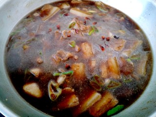 9、猪肉炖粉条,倒入高汤，再加适量的水，加入盐、胡椒粉调味，大火烧开，小火炖30分钟。