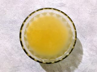 3、（食膳）养生粥系列の桃胶藜麦红枣红糖小米粥,黄小米淘洗干净，用适量饮用水浸泡，备用