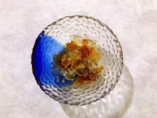 6、（食膳）养生粥系列の桃胶藜麦红枣红糖小米粥,泡发好之后的桃胶挑去杂质，洗净，备用