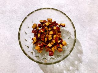 7、（食膳）养生粥系列の桃胶藜麦红枣红糖小米粥,大红枣去核，用剪刀剪成小块，备用