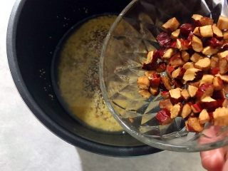 10、（食膳）养生粥系列の桃胶藜麦红枣红糖小米粥,加入大红枣