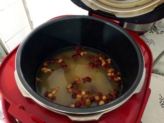 13、（食膳）养生粥系列の桃胶藜麦红枣红糖小米粥,将电高压锅内胆放入电高压锅内