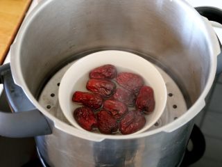 1、早餐+甑糕,4.红枣放在碗里，加少量的水蒸软，这样做方便去皮。