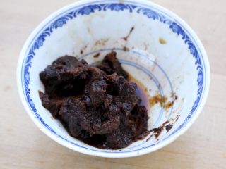 2、早餐+甑糕,5.红枣凉了后去皮去核（因这个红枣皮太硬，不去除影响口感，不硬的这一过程可省）。