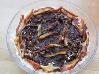 3、早餐+甑糕,9.再来一层糯米盖住豆子，然后铺一层红枣加蜜枣。