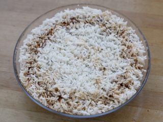 4、早餐+甑糕,11.还要加些水，就如平常蒸米饭要加水是一样的，我将蒸枣子的水也倒进去了。