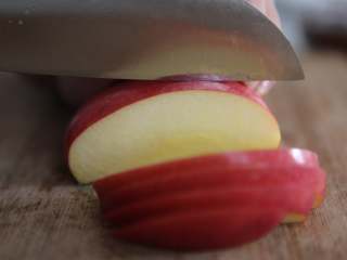 3、水果糙米粥,将水果先切片,再切条,最后切成小块,苹果做个示范^_^