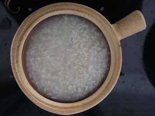 8、水果糙米粥,切完后,糙米粥也差不多煮好了