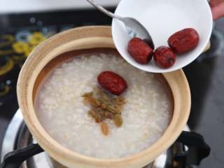 10、水果糙米粥,加入红枣和黄冰糖,再煮20分钟