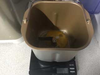 1、面包机版蔓越莓红糖面包,面包机里磕入一粒鸡蛋。