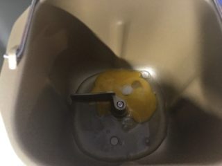 2、面包机版蔓越莓红糖面包,加入2克的盐。