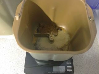 5、面包机版蔓越莓红糖面包,倒入5克酵母。