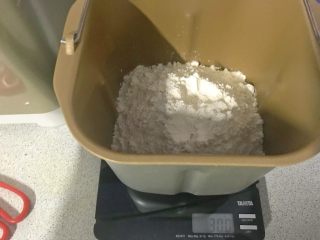 6、面包机版蔓越莓红糖面包,加入面粉250克。