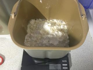 7、面包机版蔓越莓红糖面包,加入水100ml。（也可以放牛奶120ml）