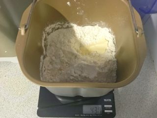 8、面包机版蔓越莓红糖面包,加入黄油30克（可以换成玉米油或其它植物油）。