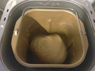 10、面包机版蔓越莓红糖面包,面粉搅拌中会提升加料，加入一把蔓越莓。