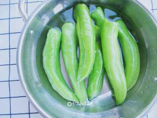 1、虎皮青椒,青椒清理干净，我比较怕辣，所以青椒籽和里面的筋都处理掉了。