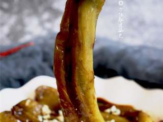 6、虎皮青椒,一碟开胃的虎皮青椒。我用的这个品种有点儿辣，吃几个下肚，汗水都出来了，不过越辣越想吃，筷子收不住的节奏。不太能吃辣的亲们，可以选择圆一点的普通青椒哦。