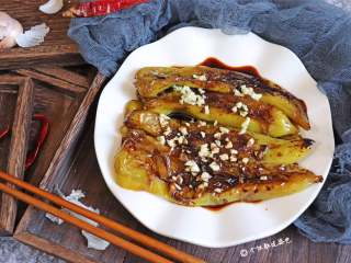 9、虎皮青椒,甜软的青椒配上香软的米饭，给我一碗青椒我能吃上天。