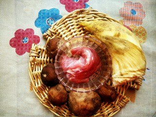 1、升级版山东名菜烧二冬,首先准备好主要材料，一个冬笋，100克猪里脊肉和5个香菇