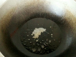 5、升级版山东名菜烧二冬,锅中倒入花生油，油量要比平时炒菜时用的多