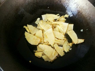 6、升级版山东名菜烧二冬,等油温升至五成热，下入冬笋滑油