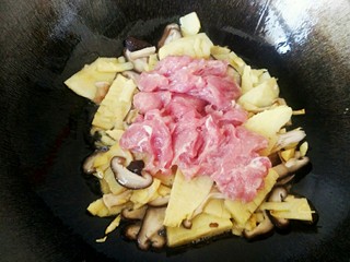 8、升级版山东名菜烧二冬,最后把肉片下入一起滑油，滑至肉片八成熟，把所有食材捞出沥干备用