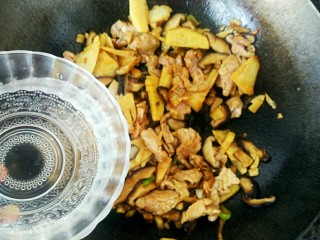 11、升级版山东名菜烧二冬,酱油香味四溢，迅速下入滑好的冬笋、香菇和肉片，略微翻炒后，加入一小碗热水烧制