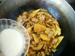 12、升级版山东名菜烧二冬,等待烧制的时间，我们去准备一碗水淀粉，水淀粉调好了，烧制的时间也差不多了，我们把水淀粉一点一点的倒入锅中，一定要边倒水淀粉边搅拌，这样芡汁均匀更浓稠