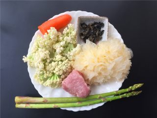1、双耳菜花炒肉片,准备材料如图。