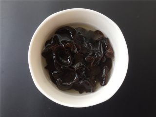 2、双耳菜花炒肉片,将黑木耳提前1小时泡发。